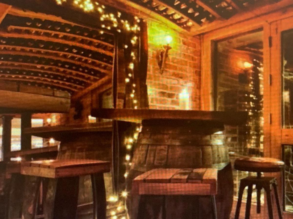 1777. At The Albion 호텔 윔번민스터 외부 사진